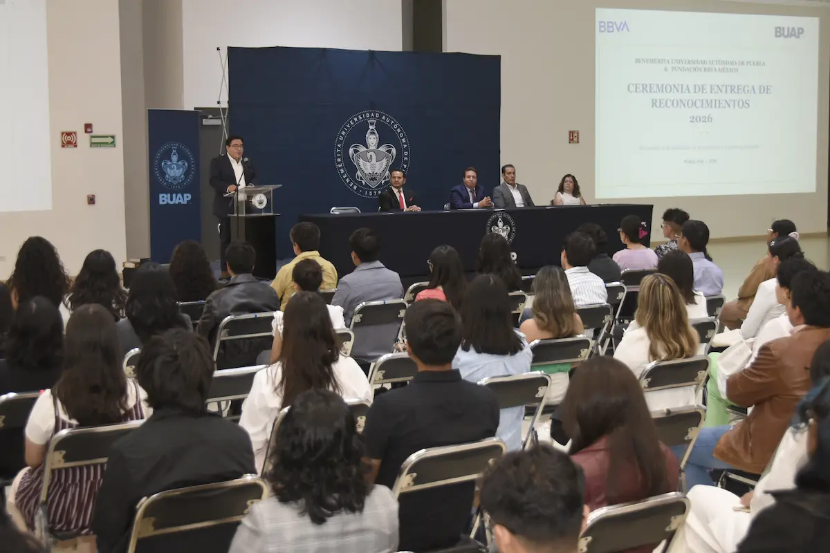 Entregan BUAP y Fundación BBVA reconocimientos a egresados de licenciatura