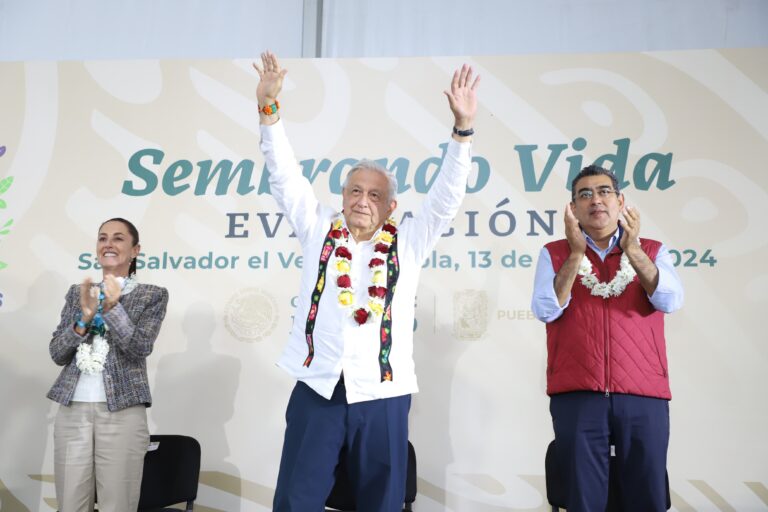 Realizan gira de trabajo por Puebla AMLO y Claudia Sheinbaum; garantizan continuidad de programas sociales