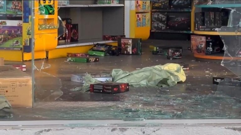Dan cristalazo en Juguetrón del Boulevard 5 de mayo