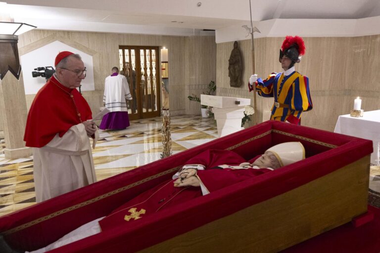 Difunde el Vaticano las primeras imágenes del papa Francisco en su féretro