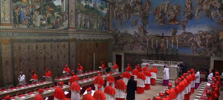 Cardenales se encierran en Capilla Sixtina para elegir papa