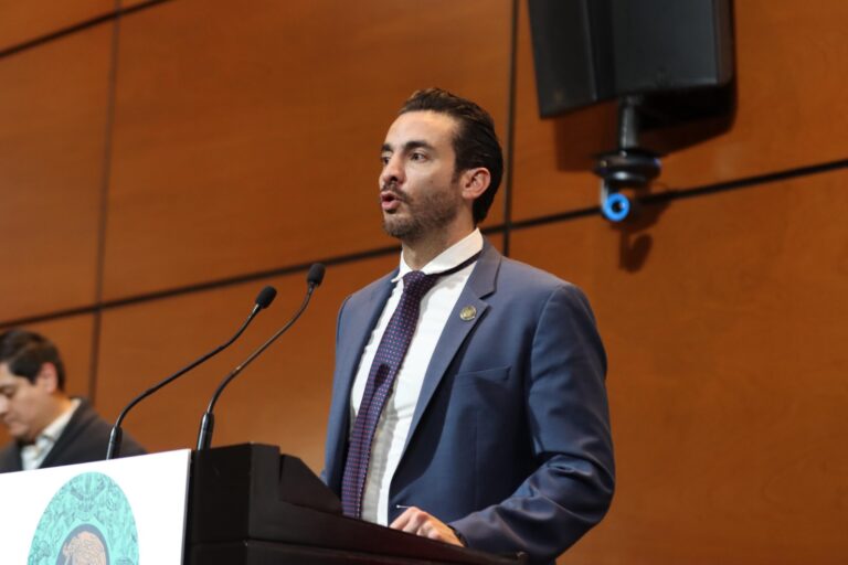Palacio Legislativo de San Lázaro a 20 de febrero 2025.-En el marco del Foro “Retos y desafíos de la política hacendaria en México”, el diputado federal del Grupo Parlamentario del Partido del Trabajo (GPPT), José Antonio López Ruíz aseguró que, derivado del correcto manejo de los recursos, nuestro país está listo para enfrentar los retos económicos y globales que se le presentan.  El Congresista Poblano, al hacer uso de la palabra para inaugurar este evento, aseveró que, en la actualidad, en México, no nada más se está hablando de soberanía, sino también de la capacidad de invertir en nuestras propias causas y como muestra está el Plan México, que busca dar crecimiento, desarrollo económico y social a nuestra nación.  El también secretario de la comisión de Hacienda y Crédito Público de la Cámara de Diputados, señaló las reformas que se han hecho a la Constitución, en beneficio del pueblo de México, entre las que destacó a la Guardia Nacional, el nuevo sistema de justicia, gratuidad de la educación y aquellas a favor de recuperar nuestra soberanía energética.  El Petista por el distrito 11 de Puebla, refirió que “hay que sentirnos muy orgullosos porque, como dice nuestra Presidenta, Claudia Sheinbaum, México está de moda. Estamos en búsqueda de nuevos talentos, de jóvenes comprometidos, de jóvenes que realmente se interesen y, de alguna u otra manera, se involucren en la política, que es para cambiar vidas y estar al servicio de los demás”, finalizó.