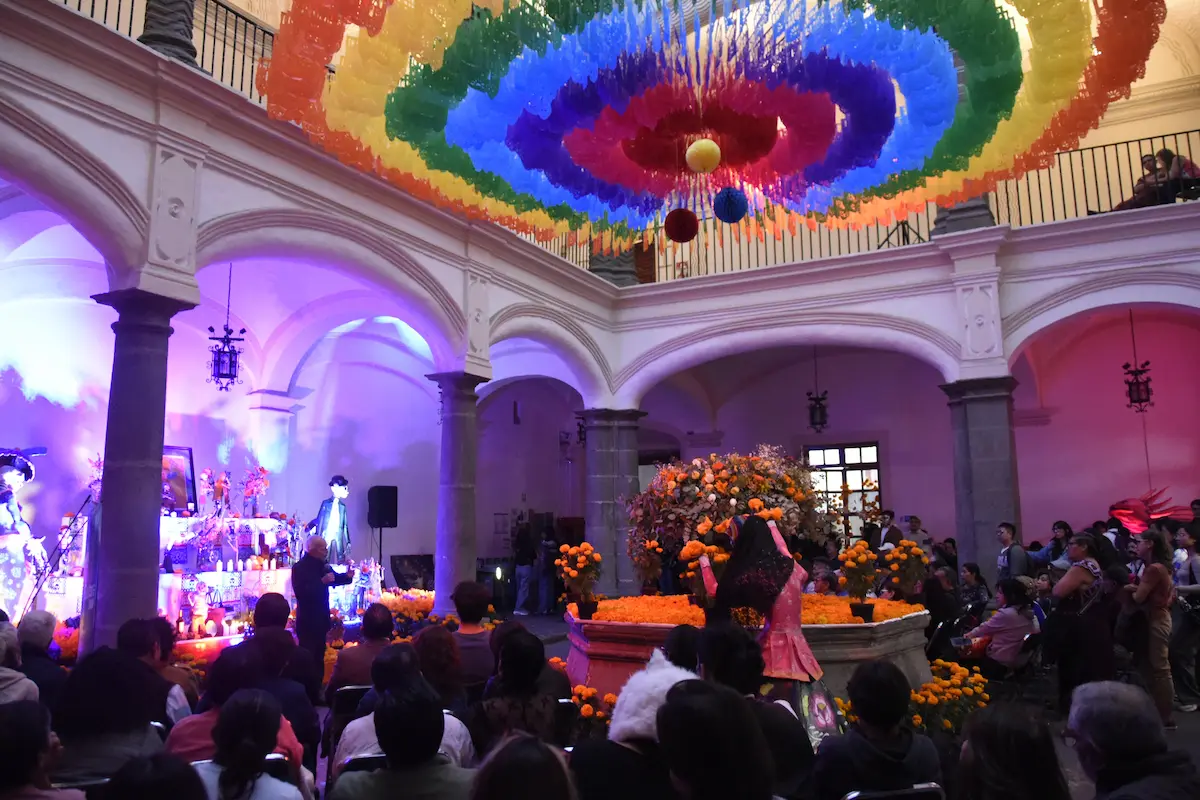 Inauguran en la VEDC la ofrenda “Cultura, Muerte y Tradición. Altar dedicado a los Artistas Universitarios”