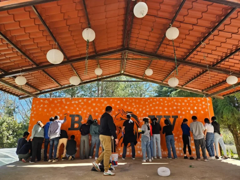 Juventud de Xiutetelco se suma al trabajo comunitario en beneficio de sus espacios deportivos