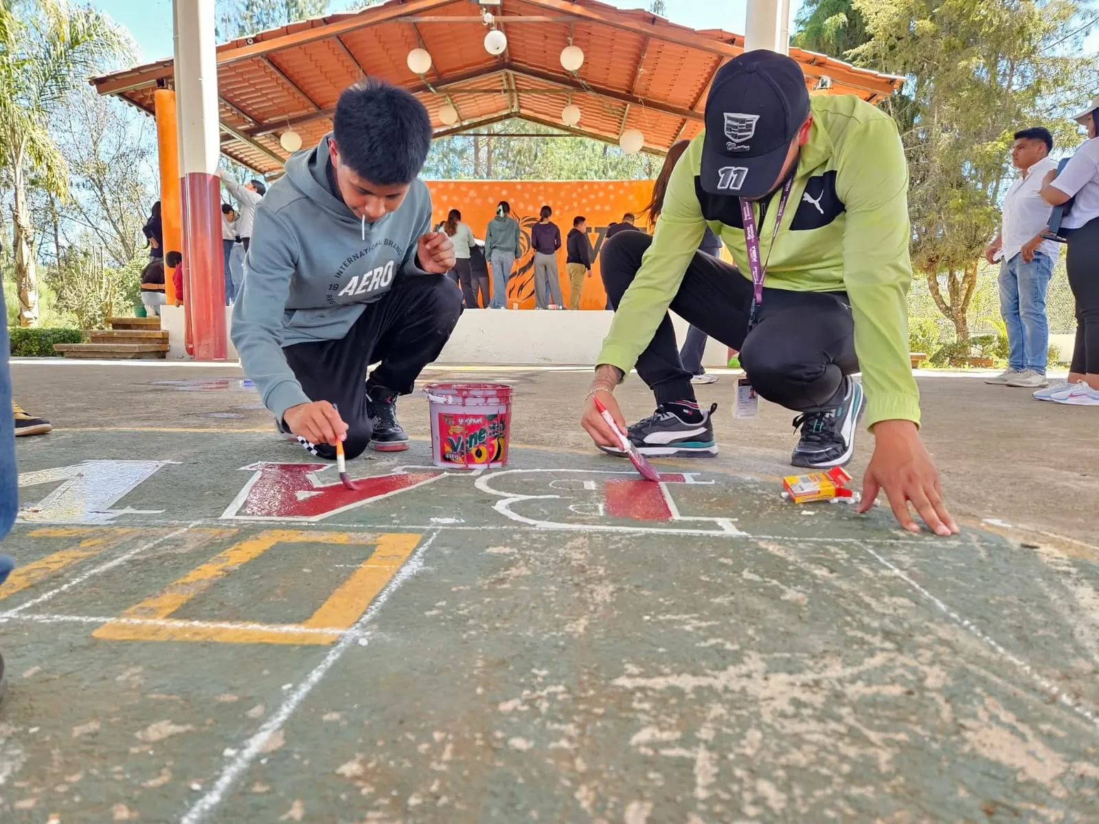 Juventud de Xiutetelco se suma al trabajo comunitario en beneficio de sus espacios deportivos