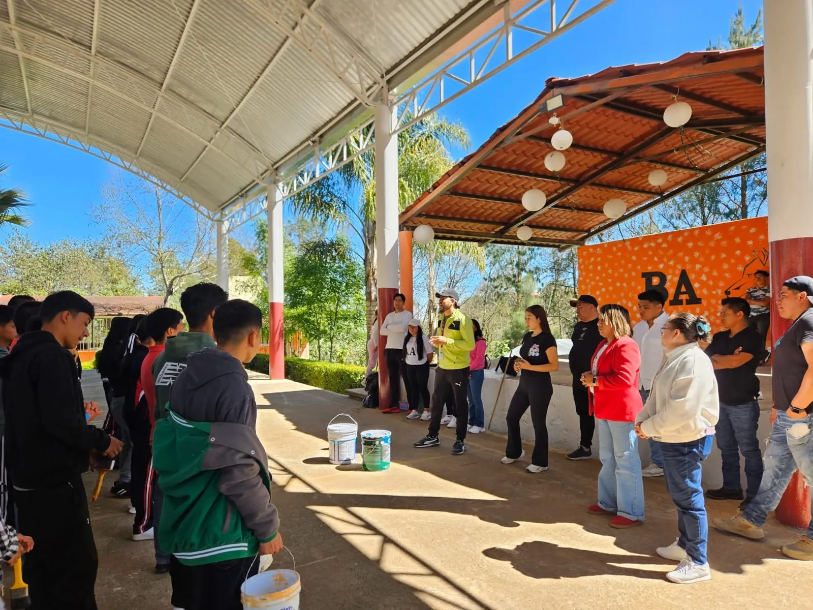 Juventud de Xiutetelco se suma al trabajo comunitario en beneficio de sus espacios deportivos