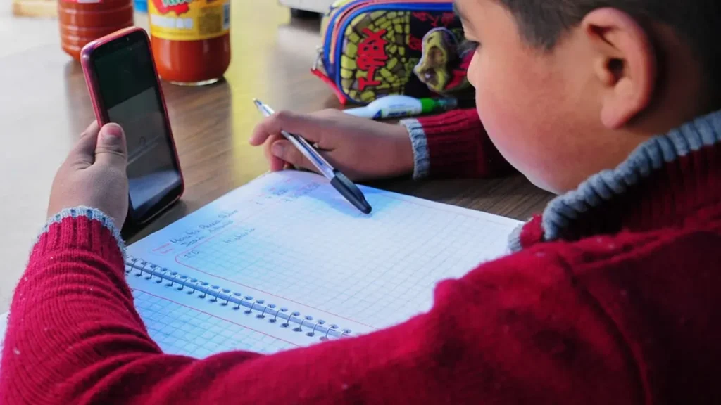 ¡Adiós al celular en clase y recreo! Prohibirán su uso en escuelas de nivel básico