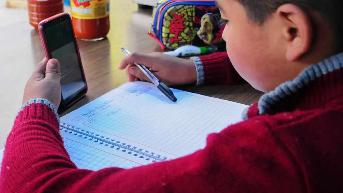¡Adiós al celular en clase y recreo! Prohibirán su uso en escuelas de nivel básico