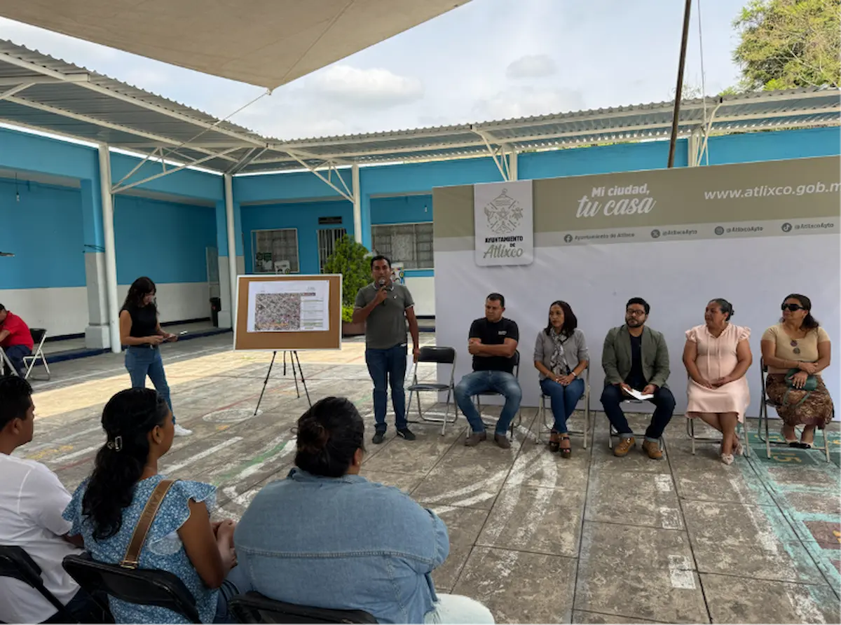 Más obras en Atlixco en beneficio de la educación; inician construcción de techado escolar