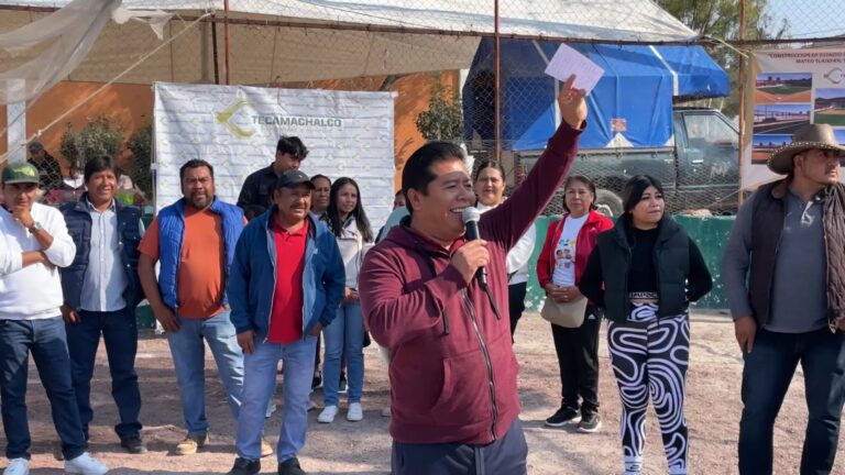 Arranca la construcción del campo de béisbol en San Mateo Tlaixpan con el banderazo de Mateo Hernández