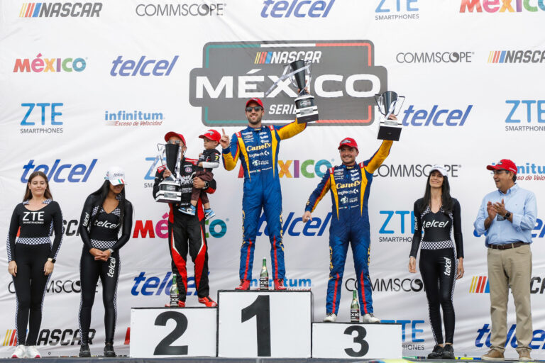 Premia Sergio Salomón a triunfadores de Nascar México Series