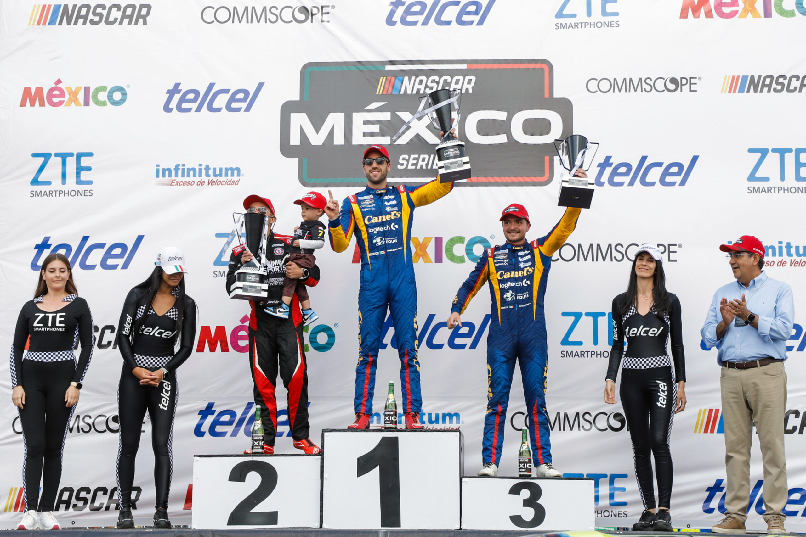 Premia Sergio Salomón a triunfadores de Nascar México Series