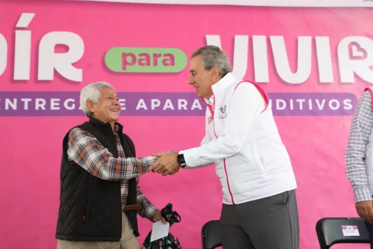 Pepe Chedraui entrega 50 aparatos auditivos para mejorar la calidad de vida de personas con discapacidad auditiva