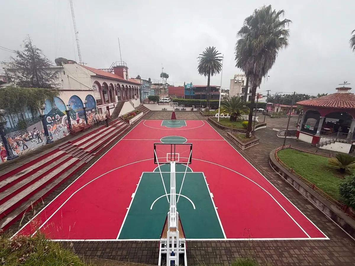 Rehabilitan cancha en San Juan y fortalecen espacios para el deporte en Xiutetelco