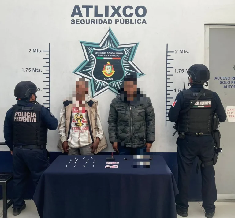CIUDADANÍA Y POLICÍAS DE ATLIXCO DETIENEN A JÓVENES QUE DISTRIBUÍAN SUSTANCIAS ILÍCITAS.