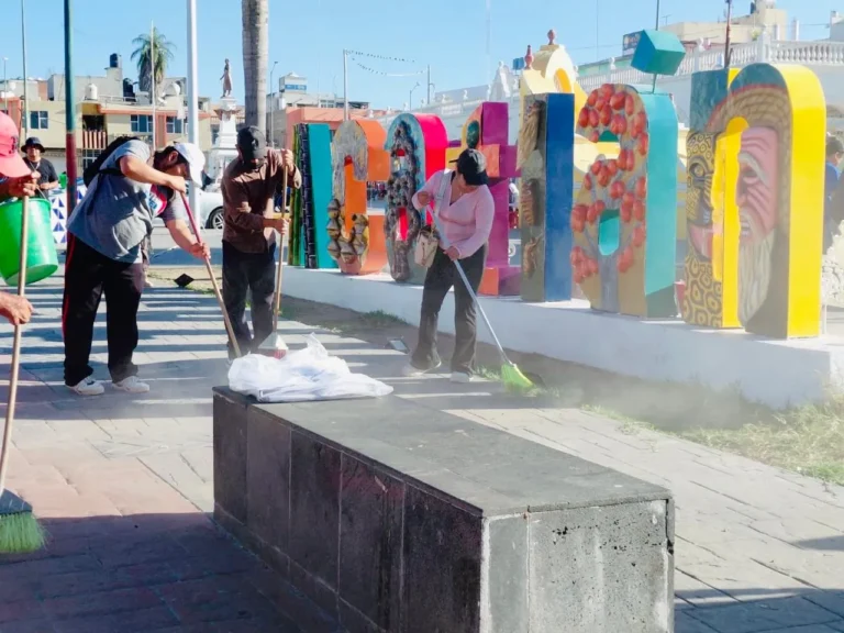 Suma esfuerzos Gobierno de Acatlán con el SEDIF en faena comunitaria