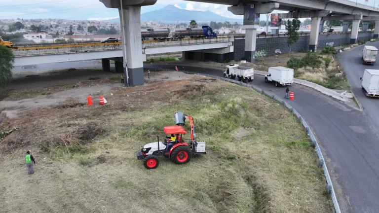 Transforma gobierno estatal accesos a Puebla con barrido mecánico y mantenimiento