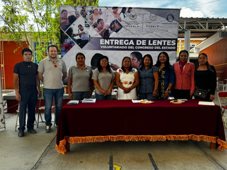 Entrega Voluntariado del Congreso lentes gratuitos a niñas y niños de San Gabriel Chilac