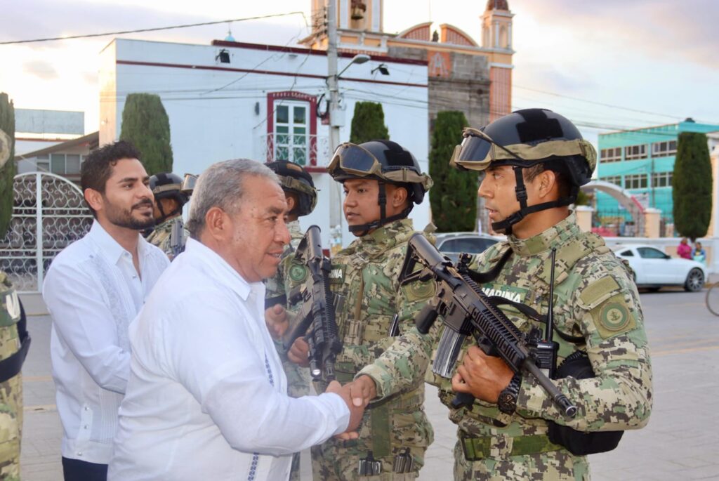 Arriban elementos de Marina a Amozoc: Severiano de la Rosa les da la Bienvenida.