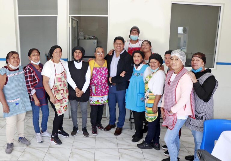 ENTREGA OMAR MUÑOZ MOBILIARIO Y JUEGOS DE MESA EN EL DIF DE SANCTORUM