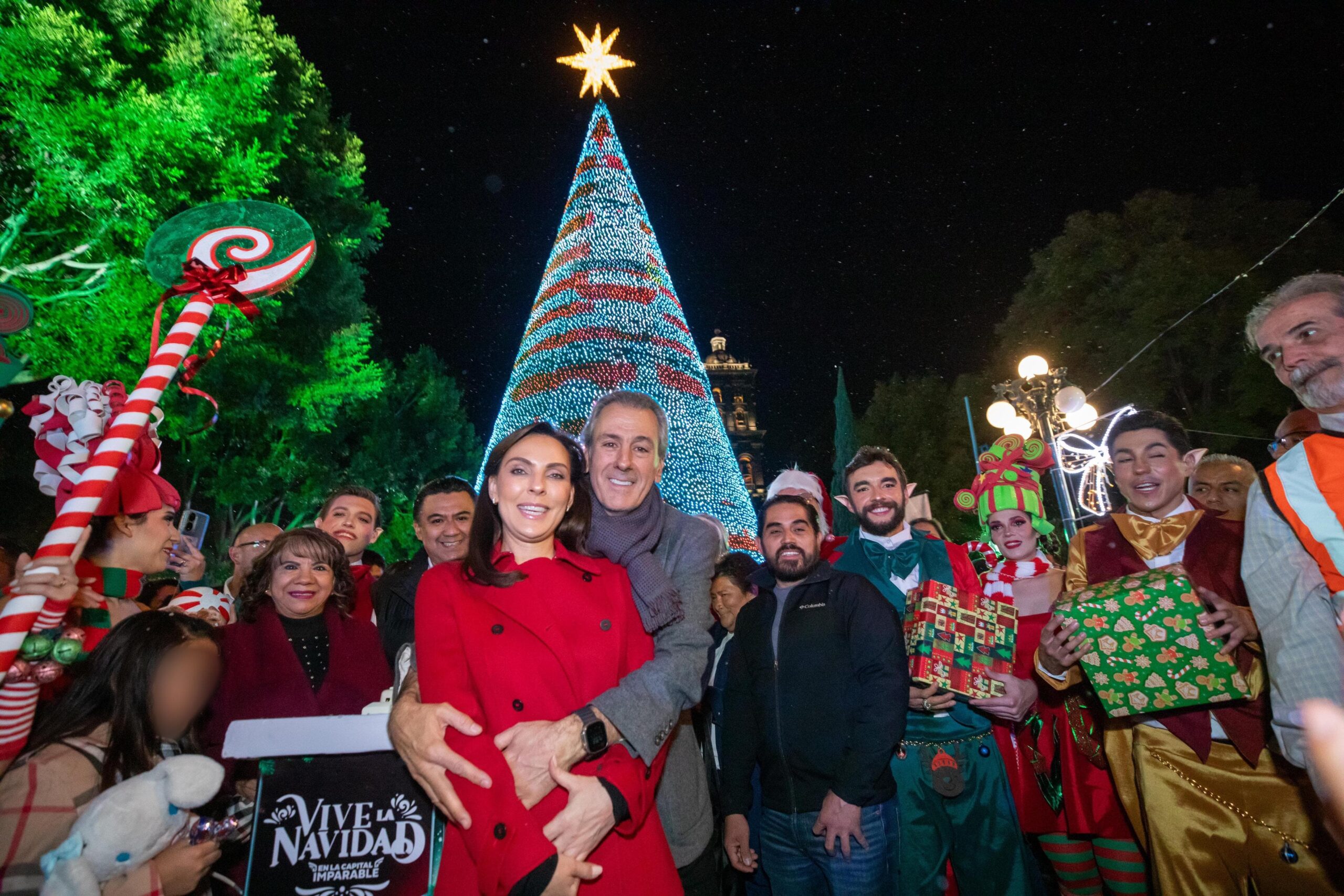 Para deleite de las y los poblanos Pepe Chedraui encabezó el encendido del Árbol de Navidad en el Zócalo de la Ciudad