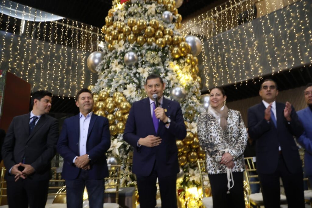 Asiste gobernador con diputados al encendido del Árbol Navideño en la nueva sede del Congreso