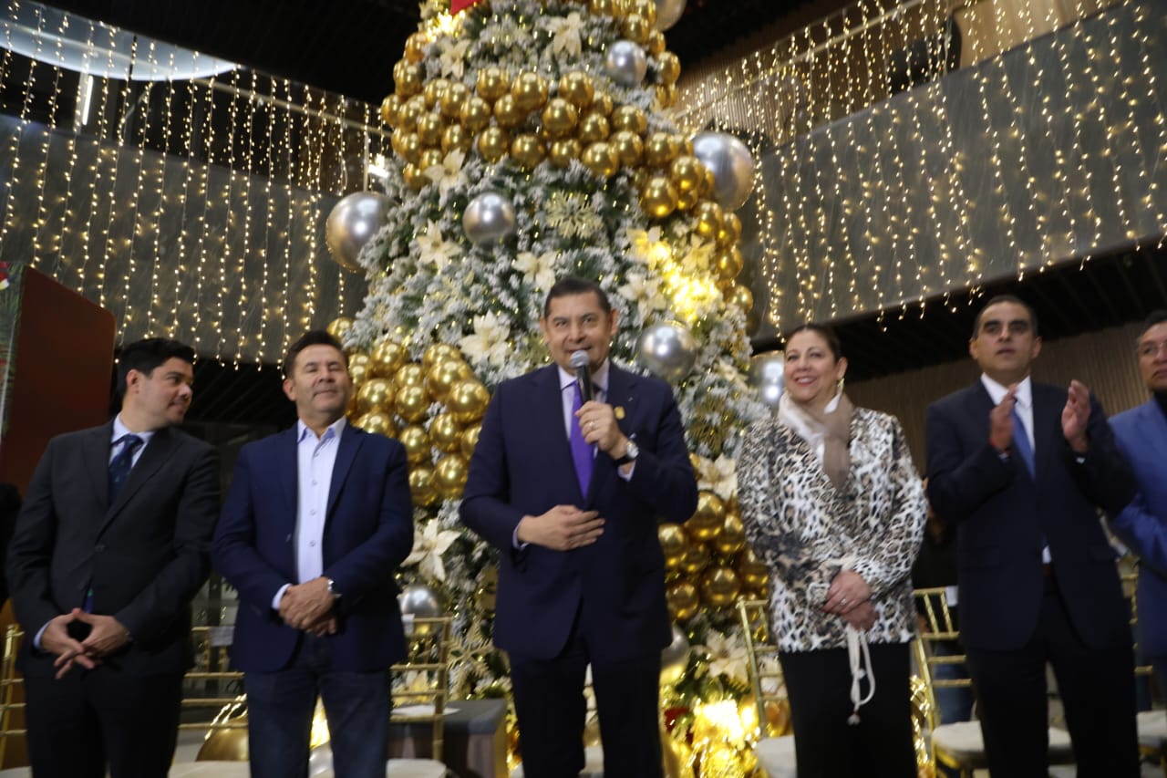 Asiste gobernador con diputados al encendido del Árbol Navideño en la nueva sede del Congreso 