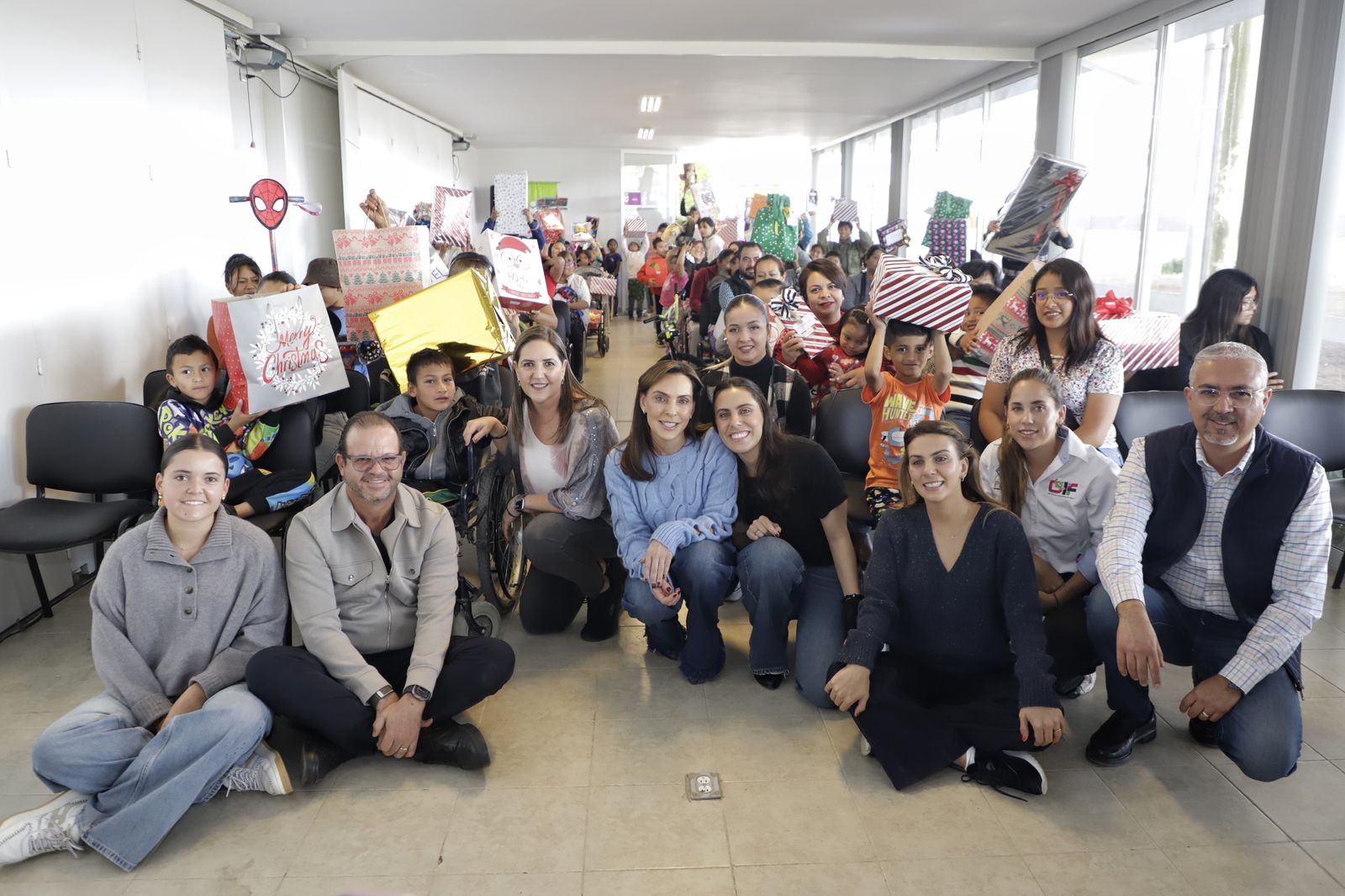 REGALA MARIELISE BUDIB SUEÑOS E ILUSIONES CON ENTREGA DE JUGUETES A NIÑOS Y NIÑAS DEL CMERI
