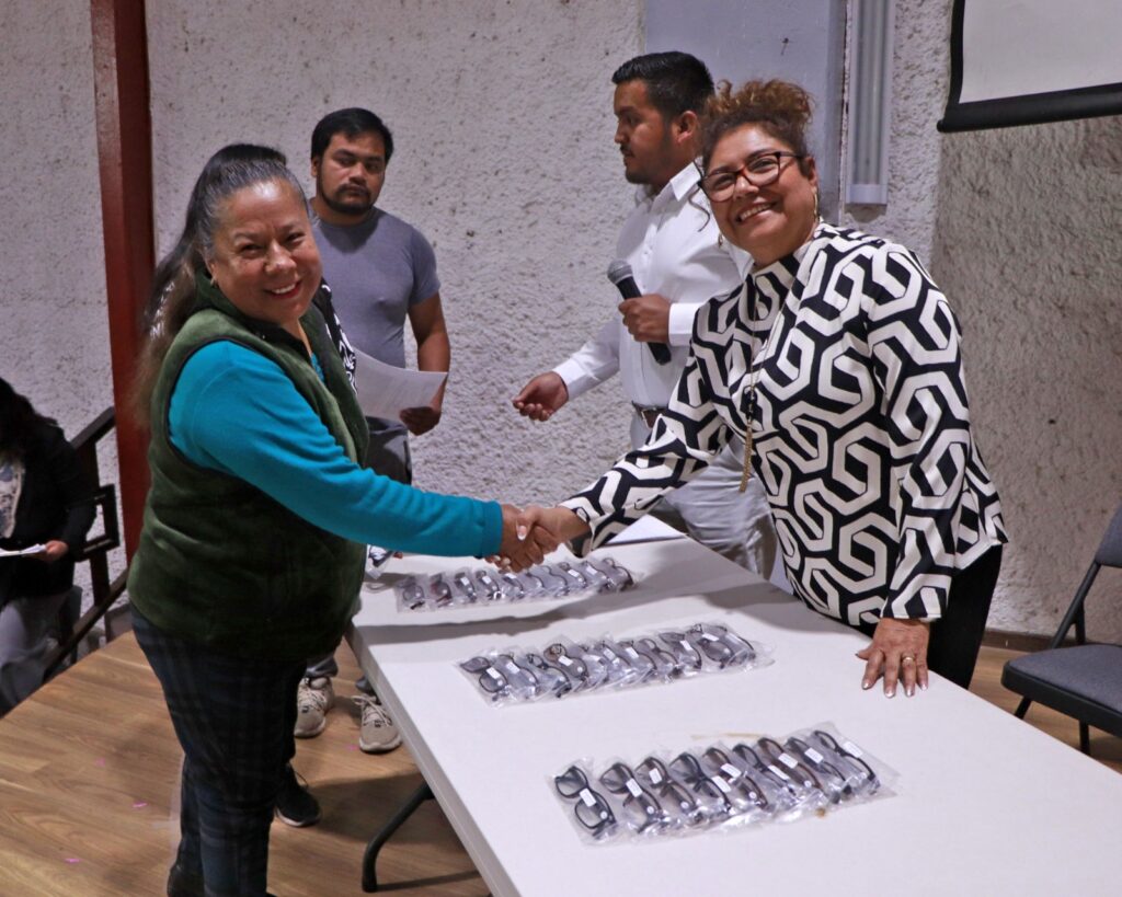 ENTREGA TERE ALFARO, PRESIDENTA DEL DIF DE CUAUTLANCINGO LENTES PARA PERSONAS CON VISTA CANSADA
