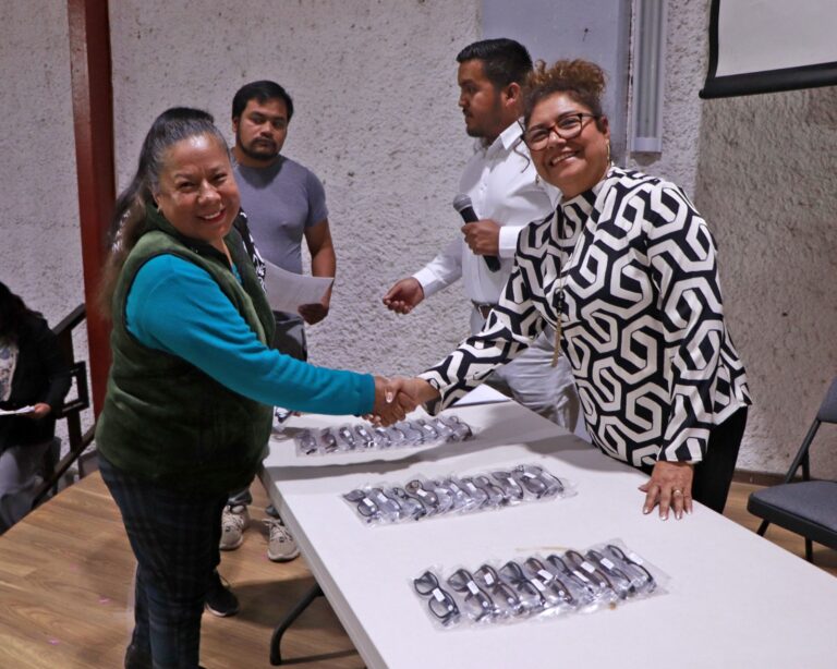 ENTREGA TERE ALFARO, PRESIDENTA DEL DIF DE CUAUTLANCINGO LENTES PARA PERSONAS CON VISTA CANSADA
