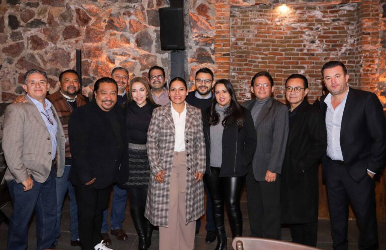 Refuerza Lupita Cuautle lazos con el periodismo poblano y reconoce su labor