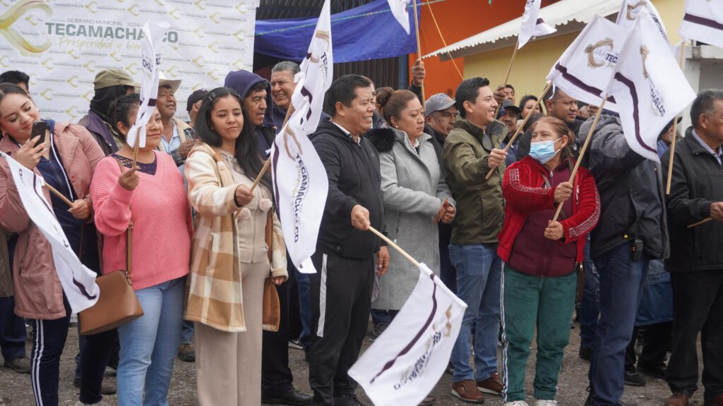Mateo Hernández da inicio a la obra de adoquinamiento en el barrio de San Juan