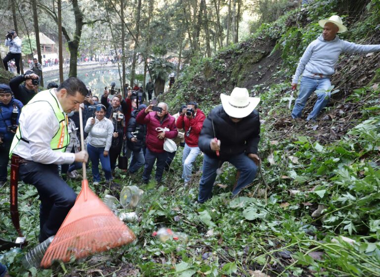 Gobierno estatal reconoce a Chignautla como ejemplo en la faena y tequio