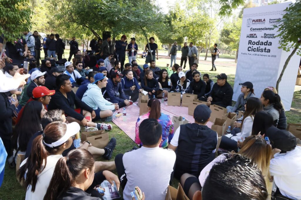 EL GOBERNADOR ARMENTA CONVIVE CON JÓVENES Y COMPARTE PROYECTOS DE DESARROLLO