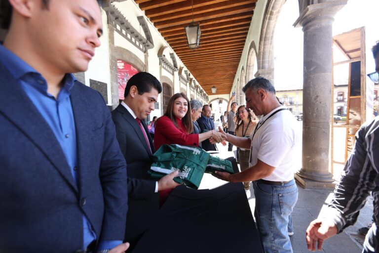 Bety Sánchez entrega patrullas para la Policía Municipal y uniformes a Servicios Públicos