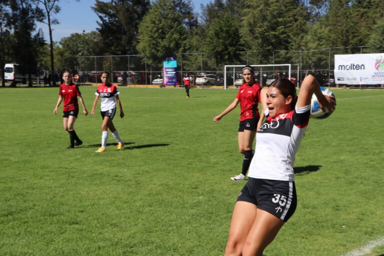 Un gigante con corazón: cómo el futbol femenil se mantiene auténtico