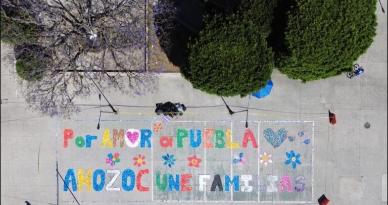 Amozoc Conmemora el Día Internacional de la Mujer con una Monumental Alfombra de Tapitas en el zócalo municipal.