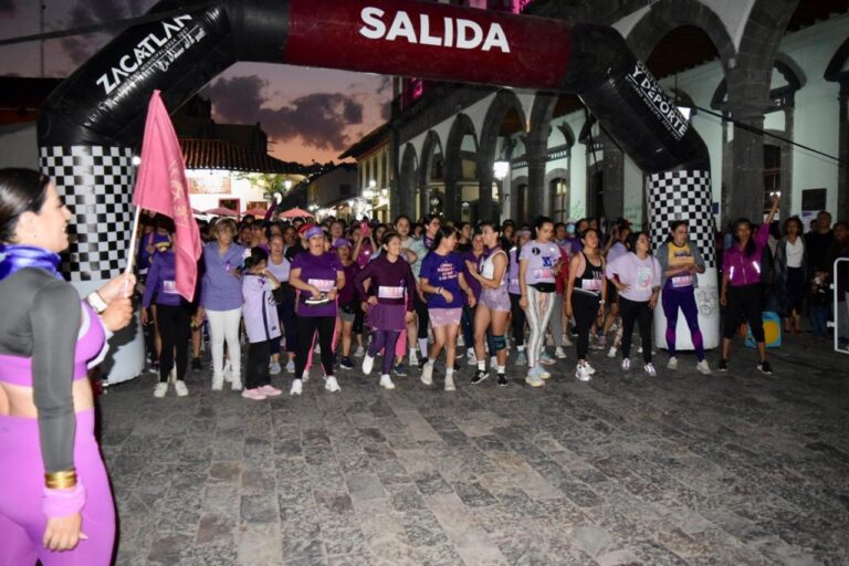 Mujeres de Zacatlán participan en Carrera de la Mujer; piden igualdad y respeto a sus derechos