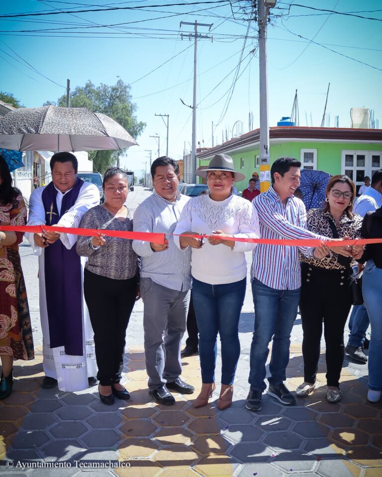 Mateo Hernández realiza entraga de calle pavimentada en Santiago Alseseca