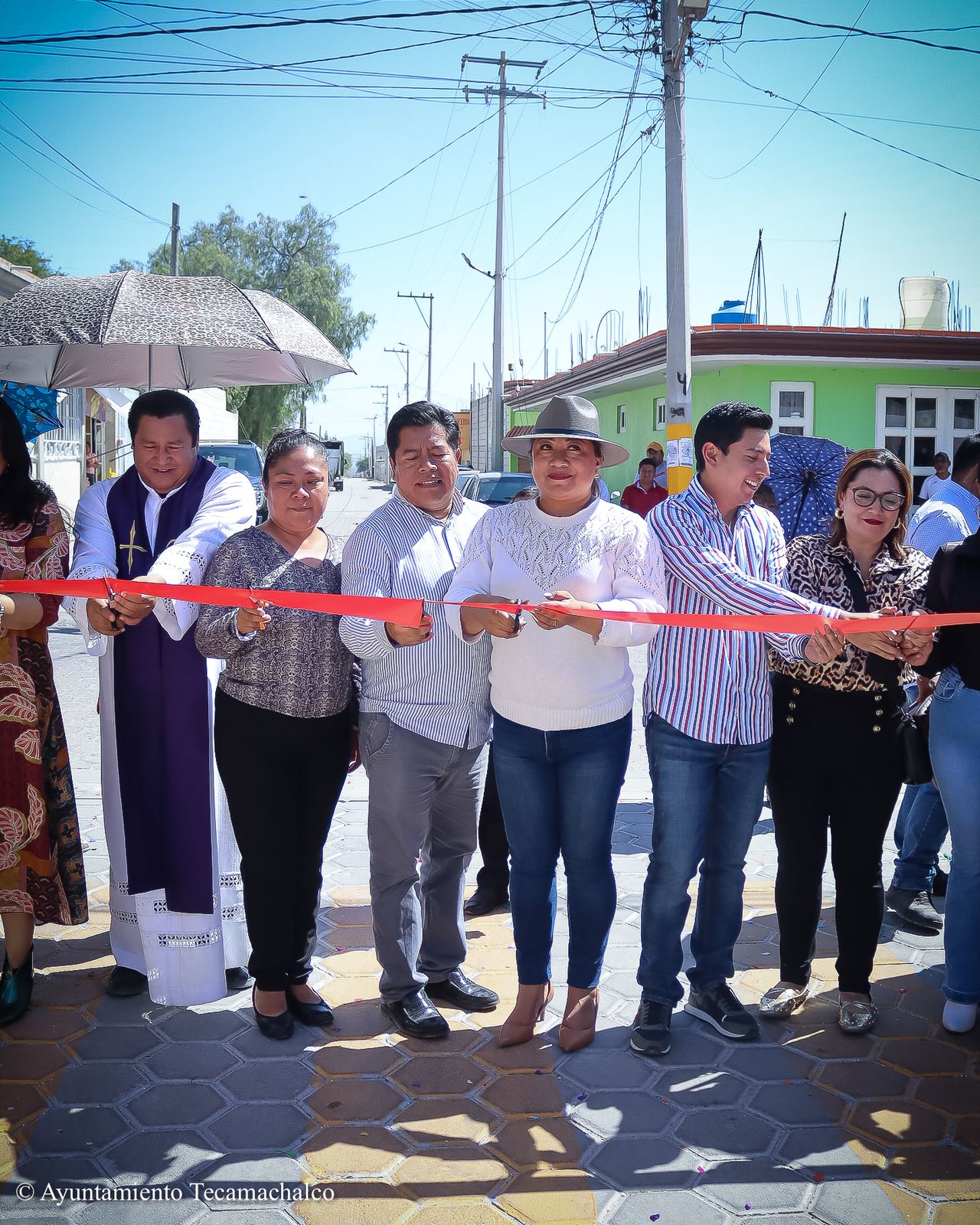 Mateo Hernández realiza entraga de calle pavimentada en Santiago Alseseca