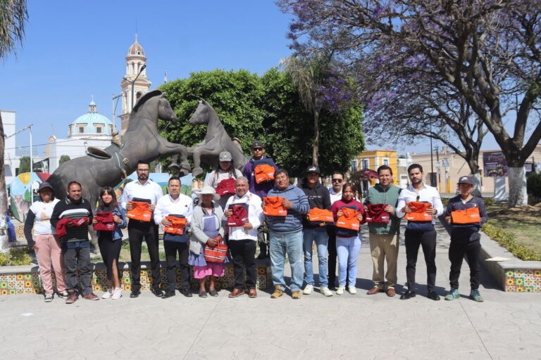 Entrega Severiano de la Rosa uniformes al personal de Parques y Jardines