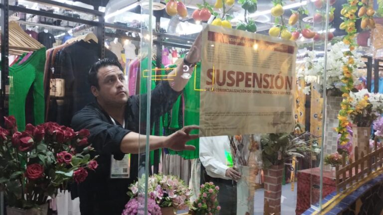 Profeco inmoviliza y suspende comercialización de productos de la empresa Merca Oriental  •⁠  ⁠Fueron inmovilizados mil 500 productos por incumplimiento con la NOM-004-SE-2021 y NOM-050-SCFI-2004.  •⁠  ⁠El comercio, localizado en la ciudad de Puebla, no exhibía precios ni informaba sobre los términos y condiciones en casos de promociones.  Por infracciones a la Ley Federal de Protección al Consumidor (LFPC), la Procuraduría Federal del Consumidor (Profeco) informa que colocó seis sellos de suspensión en la empresa Merca Oriental, ubicada en la Avenida Juárez y 19 poniente de la ciudad de Puebla, a fin de pausar la comercialización de bienes, productos y servicios.  El operativo de verificación encabezado por el Ing. Uriel Erazo García, Director de Zona Gral. Ignacio Zaragoza, fue derivado de una denuncia ciudadana, el personal de la dependencia detectó que el comercio no exhibe los precios de sus productos, su comprobante de venta no informa los datos específicos de la compraventa ni las condiciones y alcance de las promociones.  Asimismo, se inmovilizaron mil 500 productos, de los cuales 800 incumplieron con la NOM-004-SE-2021, Información comercial-Etiquetado de productos textiles, prendas de vestir, sus accesorios y ropa de casa, ya que los productos no cuentan con los datos del fabricante o importador y no ostentan el país de origen.  Los otros 700 fueron inmovilizados por no tener la información de comercialización en idioma español, únicamente se puede leer en inglés, lo que implica una falta a la NOM-050-SCFI-2004, Información comercial-Etiquetado general de productos.  La Profeco refrenda su compromiso de cuidar que se cumplan y respeten los derechos de los y las consumidoras, y recuerda sus canales para presentar quejas y denuncias a través del Teléfono del Consumidor: 55 5568 8722 y 800 468 8722, y por medio de las redes sociales X: @AtencionProfeco y @Profeco, y Facebook: ProfecoOficial.