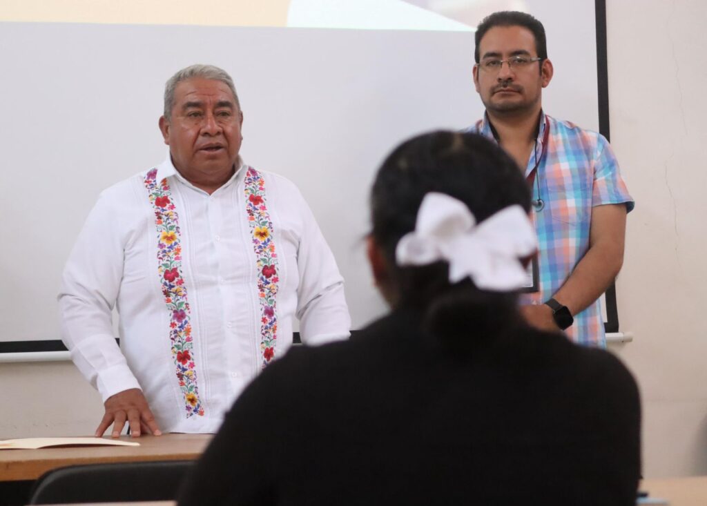 Compromiso con la ciudadanía: Servidores públicos de Amozoc continúan recibiendo certificación EC0 105 Atención al Ciudadano en el Sector Público Amozoc de Mota, Puebla a 28 de marzo del 2025.- Esta mañana, en las instalaciones de Casa Jóvenes en Progreso, personal del Ayuntamiento de Amozoc recibió la certificación EC0 105 en Atención al Ciudadano en el Sector Público, otorgada por el Instituto de Capacitación para el Trabajo del Estado de Puebla (ICATEP), Unidad Amozoc. Esta certificación refuerza el compromiso del gobierno municipal de brindar una atención de calidad, cercana y eficiente, asegurando que cada ciudadano de Amozoc reciba el servicio que merece. Al inicio de la jornada, el Presidente Municipal, Severiano de la Rosa Romero, destacó la importancia de la formación continua para los servidores públicos, subrayando que cumplir con estos lineamientos fue un compromiso de campaña, reafirmando que la capacitación constante es clave para mejorar la atención y fortalecer el vínculo entre el gobierno y la ciudadanía. Con acciones como esta, el Ayuntamiento de Amozoc sigue trabajando para ofrecer un servicio público de calidad, basado en la profesionalización y el compromiso con la comunidad.