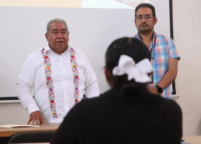 Compromiso con la ciudadanía: Servidores públicos de Amozoc continúan recibiendo certificación EC0 105 Atención al Ciudadano en el Sector Público   Amozoc de Mota, Puebla a 28 de marzo del 2025.- Esta mañana, en las instalaciones de Casa Jóvenes en Progreso, personal del Ayuntamiento de Amozoc recibió la certificación EC0 105 en Atención al Ciudadano en el Sector Público, otorgada por el Instituto de Capacitación para el Trabajo del Estado de Puebla (ICATEP), Unidad Amozoc.  Esta certificación refuerza el compromiso del gobierno municipal de brindar una atención de calidad, cercana y eficiente, asegurando que cada ciudadano de Amozoc reciba el servicio que merece.  Al inicio de la jornada, el Presidente Municipal, Severiano de la Rosa Romero, destacó la importancia de la formación continua para los servidores públicos, subrayando que cumplir con estos lineamientos fue un compromiso de campaña, reafirmando que la capacitación constante es clave para mejorar la atención y fortalecer el vínculo entre el gobierno y la ciudadanía.  Con acciones como esta, el Ayuntamiento de Amozoc sigue trabajando para ofrecer un servicio público de calidad, basado en la profesionalización y el compromiso con la comunidad.
