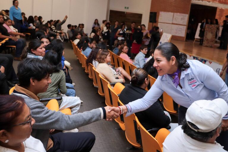 Mantiene Lupita Cuautle protocolos de prevención del acoso en escuelas  San Andrés Cholula, Puebla. – Con el objetivo de implementar una herramienta municipal que permita atender y actuar de manera efectiva ante casos de violencia contra niñas y mujeres, la presidenta municipal Lupita Cuautle Torres encabezó la cuarta intervención del Modelo Integral para prevenir y atender el acoso y hostigamiento sexual en el ámbito educativo en el Bachillerato General Matutino del Centro Escolar “Dr. Alfredo Toxqui Fernández de Lara”.  La comunidad estudiantil presentó materiales elaborados durante los talleres impartidos, entre ellos el “Tendedero contra el Acoso y Hostigamiento Sexual” y los carteles de “Cero Tolerancia al Acoso y Hostigamiento Sexual”. Esto como parte de la apropiación de los contenidos en materia de prevención. Además, se entregó a la Unidad Educativa el “Buzón Violeta”, una herramienta para recibir y difundir información sobre casos de acoso y hostigamiento.  Cabe mencionar que ya suman cuatro de los trece bachilleratos en los cuales se implementa este modelo.  El Gobierno Municipal de San Andrés Cholula continúa sumando esfuerzos en la prevención, protección y erradicación de cualquier tipo de violencia de género, a través de la coordinación interinstitucional y la capacitación constante de la sociedad, autoridades e instituciones educativas.