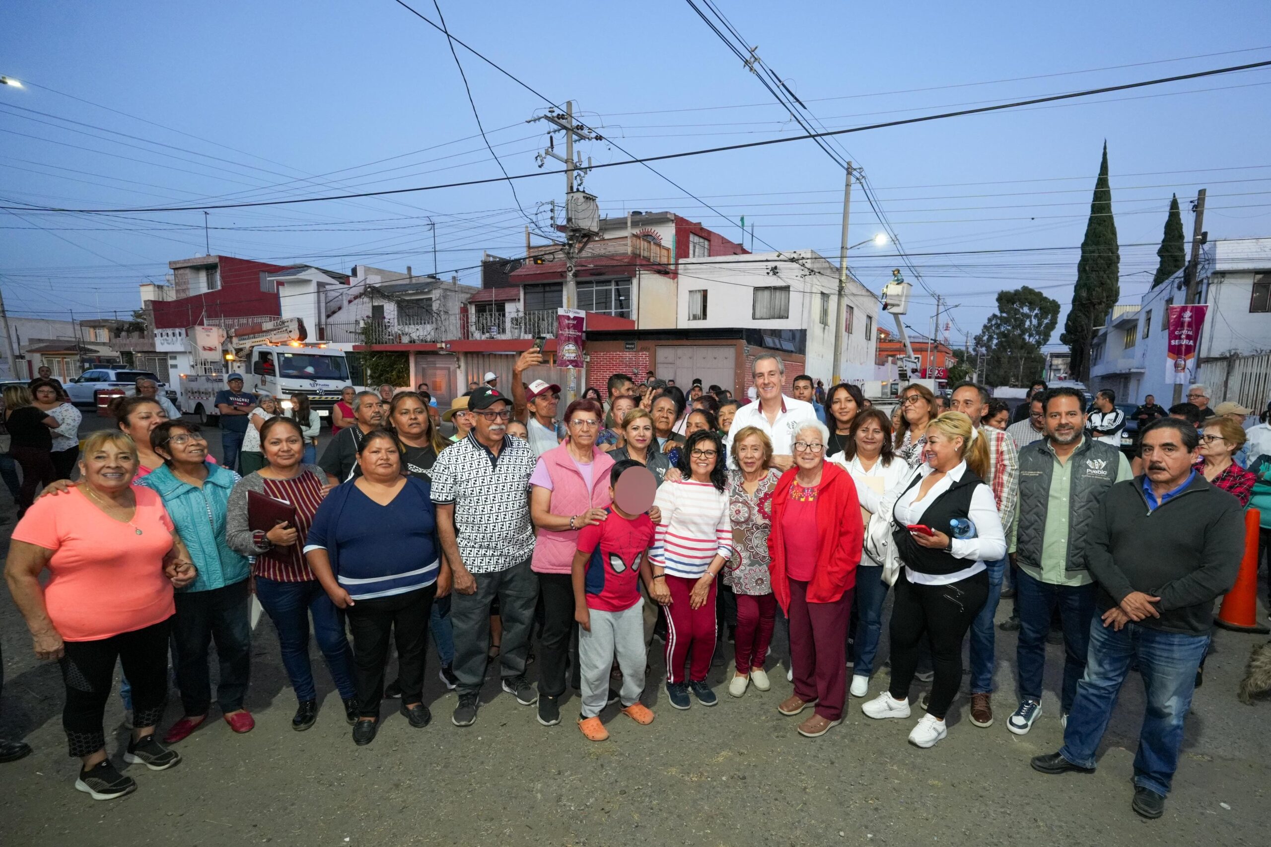 Moderniza Pepe Chedraui 235 luminarias en la Colonia Popular Coatepec