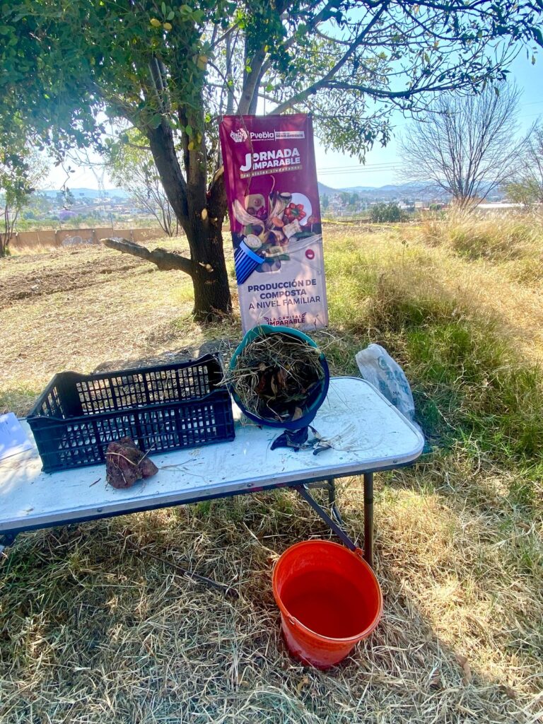 Gobierno de la Ciudad Implementa Estrategia Integral en el Bachillerato General Oficial Los Héroes Puebla  Con el objetivo de fomentar la educación ambiental entre la juventud, el Gobierno de la Ciudad a través de la Secretaría de Medio Ambiente, encabezada por Iván Herrera, llevó al Bachillerato General Oficial Los Héroes Puebla, una estrategia integral enfocada en la concientización y el cuidado del entorno.  Como parte de esta iniciativa, los estudiantes participaron en charlas sobre el cuidado del agua, el ciclo integral y su importancia, además de pláticas sobre siembra de árboles, compostaje y tenencia responsable de mascotas. Como lo ha indicado el alcalde Pepe Chedraui, estas actividades buscan promover hábitos sustentables para poder fortalecer el compromiso de las y los jóvenes con la protección del medio ambiente.  El secretario Iván Herrera destacó la relevancia de acercar estos programas a las instituciones educativas y destacó que “es fundamental que desde temprana edad se fomente la conciencia ambiental. A través de la educación y la participación, podemos generar un impacto positivo y duradero en nuestra comunidad.”  Con estas acciones, la Secretaría de Medio Ambiente Municipal, reafirma su compromiso de llevar programas de sensibilización a las nuevas generaciones, impulsando una cultura de respeto y responsabilidad hacia el planeta.