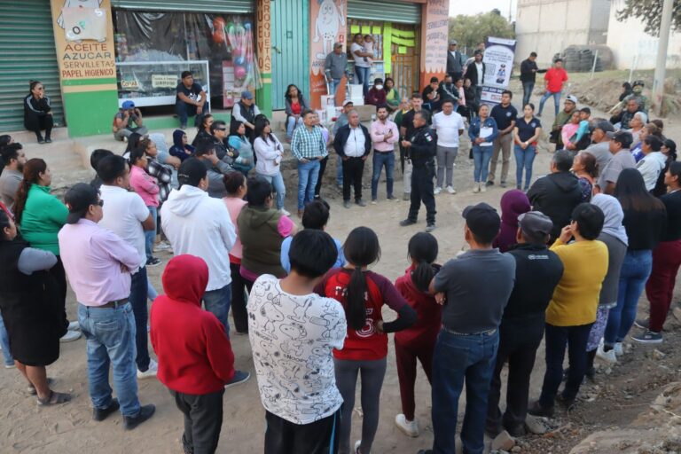 Realiza Severiano de la Rosa entrega de alarmas vecinales en San Mateo Mendizábal, Amozoc.