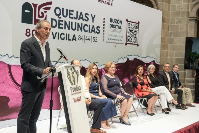 Pepe Chedraui presenta el Buzón Digital de Quejas y Denuncias como herramienta de combate a la corrupción  •⁠  ⁠Es una herramienta en línea que facilita a la ciudadanía reportar irregularidades de forma segura y anónima  Puebla, Pue., 23 de abril de 2025. – En un firme compromiso con la transparencia, la rendición de cuentas y el combate frontal a la corrupción, el presidente municipal, Pepe Chedraui Budib, encabezó la presentación del Buzón Digital de Quejas y Denuncias, una nueva herramienta tecnológica puesta al servicio de las poblanas y poblanos por el Gobierno de la Ciudad.  Este innovador sistema digital permitirá a la ciudadanía presentar, de manera sencilla y accesible, quejas o denuncias cuando sean testigos o tengan conocimiento de posibles faltas administrativas cometidas por personas servidoras públicas, así como de actos de particulares vinculados a faltas administrativas graves.  El alcalde de Puebla refirió que esta plataforma digital está diseñada para la ciudadanía. Afirmó que con esta herramienta el Gobierno de la Ciudad da un paso más en la ruta trazada al inicio de la administración consolidar un gobierno honesto, transparente y abierto al diálogo.   “Con esta plataforma digital, diseñada para presentar quejas y denuncias de forma eficiente y anónima los 365 días del año, 24 horas al día, le devolvemos a la ciudadanía una voz activa y vigilante sobre el comportamiento de quienes ejercemos funciones públicas. Esta plataforma, no solo representa una innovación tecnológica, representa un acto de congruencia con nuestro compromiso de no tolerar la impunidad, sin importar de dónde venga”, expresó.   Por su parte Dulce Lilia Rivera Aranda, titular de la Contraloría Municipal, expresó que con esta plataforma tecnológica se reafirma la convicción de servir con ética, responsabilidad y respeto por la voluntad popular. Abundó que este proyecto es un reflejo de los principios de la administración de Pepe Chedraui, quien dirige un gobierno que combate la corrupción sin tregua, que actúa con austeridad y que promueve el respeto absoluto al estado de derecho.   “La presentación digital de quejas y denuncias de la capital es un paso firme hacia un gobierno abierto y justo, una herramienta que a partir del día de hoy estará disponible en todos los lugares de las dependencias y entidades juntas auxiliares donde se presta un servicio; y permite a la ciudadanía, mediante un clic, levantar la voz, vigilar el actuar de quienes servimos al pueblo y participar activamente en la construcción de una administración pública íntegra, sin simulaciones y privilegios”, dijo.   A través del portal web oficial del Gobierno de la Ciudad, este buzón estará disponible en línea las 24 horas del día, los 365 días del año, lo que permitirá a la ciudadanía reportar hechos desde cualquier lugar y en cualquier momento. Además, brinda la posibilidad de presentar denuncias de manera anónima, protegiendo así la identidad de quienes buscan contribuir a la legalidad y la justicia.  Con esta plataforma digital, se busca también reducir significativamente los tiempos y trámites que antes implicaban acudir presencialmente a las oficinas de la Contraloría Municipal, facilitando un canal directo, seguro y eficiente entre la ciudadanía y la administración pública.  El Buzón Digital forma parte de la estrategia de modernización institucional que impulsa el Gobierno de la Ciudad para garantizar un servicio público íntegro, eficaz y cercano a las necesidades de la sociedad.