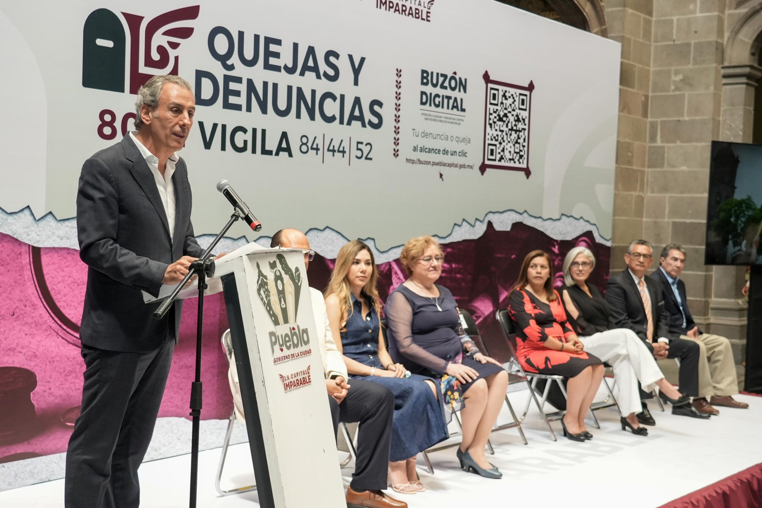 Pepe Chedraui presenta el Buzón Digital de Quejas y Denuncias como herramienta de combate a la corrupción  •⁠  ⁠Es una herramienta en línea que facilita a la ciudadanía reportar irregularidades de forma segura y anónima  Puebla, Pue., 23 de abril de 2025. – En un firme compromiso con la transparencia, la rendición de cuentas y el combate frontal a la corrupción, el presidente municipal, Pepe Chedraui Budib, encabezó la presentación del Buzón Digital de Quejas y Denuncias, una nueva herramienta tecnológica puesta al servicio de las poblanas y poblanos por el Gobierno de la Ciudad.  Este innovador sistema digital permitirá a la ciudadanía presentar, de manera sencilla y accesible, quejas o denuncias cuando sean testigos o tengan conocimiento de posibles faltas administrativas cometidas por personas servidoras públicas, así como de actos de particulares vinculados a faltas administrativas graves.  El alcalde de Puebla refirió que esta plataforma digital está diseñada para la ciudadanía. Afirmó que con esta herramienta el Gobierno de la Ciudad da un paso más en la ruta trazada al inicio de la administración consolidar un gobierno honesto, transparente y abierto al diálogo.   “Con esta plataforma digital, diseñada para presentar quejas y denuncias de forma eficiente y anónima los 365 días del año, 24 horas al día, le devolvemos a la ciudadanía una voz activa y vigilante sobre el comportamiento de quienes ejercemos funciones públicas. Esta plataforma, no solo representa una innovación tecnológica, representa un acto de congruencia con nuestro compromiso de no tolerar la impunidad, sin importar de dónde venga”, expresó.   Por su parte Dulce Lilia Rivera Aranda, titular de la Contraloría Municipal, expresó que con esta plataforma tecnológica se reafirma la convicción de servir con ética, responsabilidad y respeto por la voluntad popular. Abundó que este proyecto es un reflejo de los principios de la administración de Pepe Chedraui, quien dirige un gobierno que combate la corrupción sin tregua, que actúa con austeridad y que promueve el respeto absoluto al estado de derecho.   “La presentación digital de quejas y denuncias de la capital es un paso firme hacia un gobierno abierto y justo, una herramienta que a partir del día de hoy estará disponible en todos los lugares de las dependencias y entidades juntas auxiliares donde se presta un servicio; y permite a la ciudadanía, mediante un clic, levantar la voz, vigilar el actuar de quienes servimos al pueblo y participar activamente en la construcción de una administración pública íntegra, sin simulaciones y privilegios”, dijo.   A través del portal web oficial del Gobierno de la Ciudad, este buzón estará disponible en línea las 24 horas del día, los 365 días del año, lo que permitirá a la ciudadanía reportar hechos desde cualquier lugar y en cualquier momento. Además, brinda la posibilidad de presentar denuncias de manera anónima, protegiendo así la identidad de quienes buscan contribuir a la legalidad y la justicia.  Con esta plataforma digital, se busca también reducir significativamente los tiempos y trámites que antes implicaban acudir presencialmente a las oficinas de la Contraloría Municipal, facilitando un canal directo, seguro y eficiente entre la ciudadanía y la administración pública.  El Buzón Digital forma parte de la estrategia de modernización institucional que impulsa el Gobierno de la Ciudad para garantizar un servicio público íntegro, eficaz y cercano a las necesidades de la sociedad.